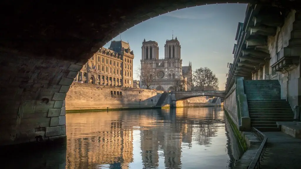 Notre dame de Paris Texte FLE apprendre le francais 